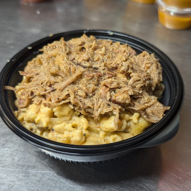 Mac Bowl with Pulled Pork.
